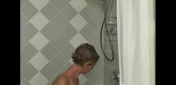  Yanks Blondie Gwenaver Masturbates In The Shower